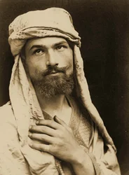 ウィルヘルムフォングローデン男爵（1856〜1931年）のアラビア衣装の自画像、1890年頃（セピア写真）。